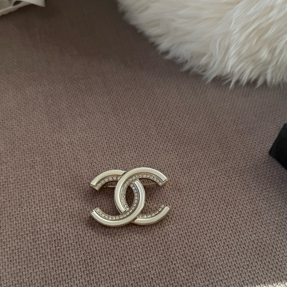 CHANEL CC Brooch / Pin – Champagne Gold with Crystals - Picture 2 of 10